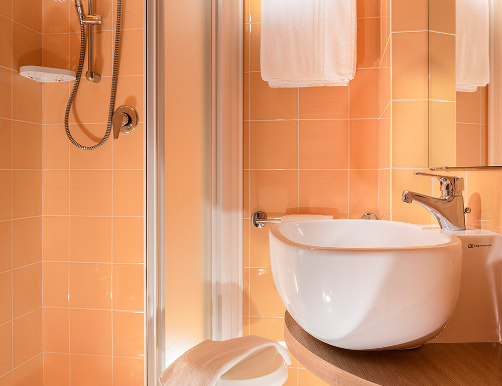 media.Hotel_Rex_Riccione-Camera_FIRSTclass-mare-laterale