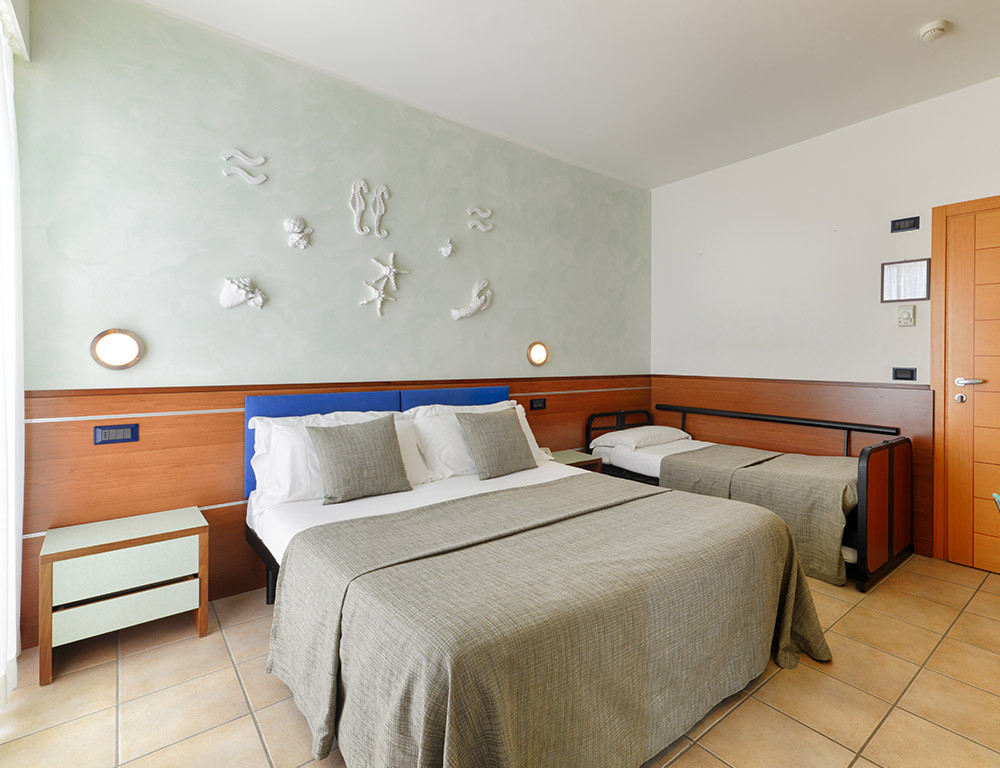 media.First-class---Family-Room-con-vista-mare-laterale